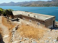 L’île de Spinalonga en Crète. L'hôpital de l'ancienne léproserie de Spinalonga. Cliquer pour agrandir l'image dans Adobe Stock (nouvel onglet).