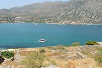 Le village d’Élounda en Crète. L'hôtel Blue Palace à Plaka vu depuis Spinalonga. Cliquer pour agrandir l'image dans Adobe Stock (nouvel onglet).