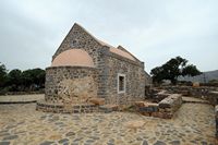 Le village d’Élounda en Crète. L'église Saint-Luc sur la presqu'île de Spinalonga. Cliquer pour agrandir l'image dans Adobe Stock (nouvel onglet).