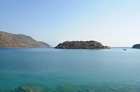 Le village d’Élounda en Crète. La forteresse de Spinalonga vue depuis Plaka. Cliquer pour agrandir l'image dans Adobe Stock (nouvel onglet).