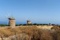 Le village d’Élounda en Crète. Moulin à vent retauré à Skinias. Cliquer pour agrandir l'image dans Adobe Stock (nouvel onglet).