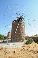 Le village d’Élounda en Crète. Moulin à vent retauré à Skinias. Cliquer pour agrandir l'image dans Adobe Stock (nouvel onglet).