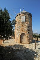 Le village d’Élounda en Crète. Moulin à vent retauré à Skinias. Cliquer pour agrandir l'image dans Adobe Stock (nouvel onglet).