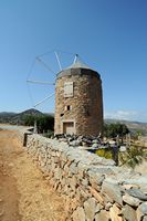 Le village d’Élounda en Crète. Moulin à vent retauré à Skinias. Cliquer pour agrandir l'image dans Adobe Stock (nouvel onglet).