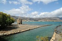 Le village d’Élounda en Crète. Canal de la presqu'île de Spinalonga. Cliquer pour agrandir l'image dans Adobe Stock (nouvel onglet).