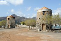 Le village d’Élounda en Crète. Moulin de la presqu'île de Spinalonga. Cliquer pour agrandir l'image dans Adobe Stock (nouvel onglet).