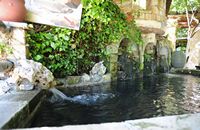 Le village d’Épiskopi en Crète. Vivier à poissons sur les sources d'Argyroupoli. Cliquer pour agrandir l'image dans Adobe Stock (nouvel onglet).