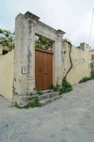 Le village d’Épiskopi en Crète. Portail vénitien avec linteau à Argyroupoli. Cliquer pour agrandir l'image dans Adobe Stock (nouvel onglet).