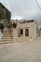 Le village d’Épiskopi en Crète. Ruelle du village d'en haut d'Argyroupoli. Cliquer pour agrandir l'image dans Adobe Stock (nouvel onglet).