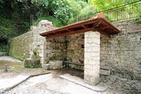 Le village de Gonia en Crète. Fontaine dans le village de Moundros. Cliquer pour agrandir l'image dans Adobe Stock (nouvel onglet).