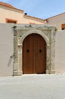 Le village de Gonia en Crète. Le portail du palais Barozzi à Agios Konstantinos. Cliquer pour agrandir l'image dans Adobe Stock (nouvel onglet).