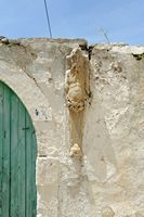 Le village de Gonia en Crète. Une sculpture du palais Barozzi à Agios Konstantinos remployée dans une maison du village. Cliquer pour agrandir l'image dans Adobe Stock (nouvel onglet).
