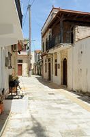 Le village de Gonia en Crète. La rue principale du village d'Agios Konstantinos. Cliquer pour agrandir l'image dans Adobe Stock (nouvel onglet).