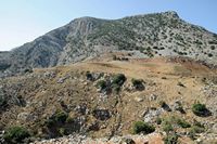 Le village de Goniès en Crète. Les gorges de Gonies avec le mont Voskero en arrière-plan. Cliquer pour agrandir l'image dans Adobe Stock (nouvel onglet).