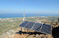 Le village de Gouvès en Crète. Antennes de télécommunications au sommet du mont Ederi. Cliquer pour agrandir l'image dans Adobe Stock (nouvel onglet).