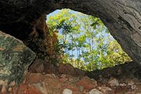 Le village de Gouvès en Crète. Entrée de la grotte de Skotino vue de l'intérieur. Cliquer pour agrandir l'image dans Adobe Stock (nouvel onglet).