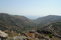 Le village de Koutsouras en Crète. La côte de Makry Gialos vue depuis la montagne. Cliquer pour agrandir l'image dans Adobe Stock (nouvel onglet).