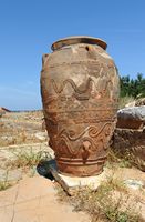 Le village de Malia en Crète. Jarre géante (pithos) à l'entrée nord du palais. Cliquer pour agrandir l'image dans Adobe Stock (nouvel onglet).