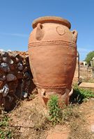 Le village de Malia en Crète. Jarre géante (pithos) de la cour extérieure du palais. Cliquer pour agrandir l'image dans Adobe Stock (nouvel onglet).