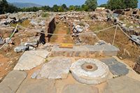 Le village de Malia en Crète. La table à cupules du palais. Cliquer pour agrandir l'image dans Adobe Stock (nouvel onglet).