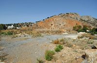 Le village de Marathos en Crète. Carrière et cimenterie Lafarge Béton. Cliquer pour agrandir l'image dans Adobe Stock (nouvel onglet).