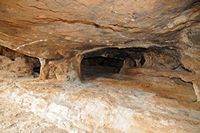 Le village de Milatos en Crète. Entrée de la grotte. Cliquer pour agrandir l'image dans Adobe Stock (nouvel onglet).
