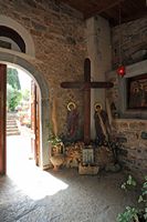 Le village de Néapolis en Crète. Le monastère de Koufi Petra. Cliquer pour agrandir l'image dans Adobe Stock (nouvel onglet).