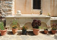 Le village de Néapolis en Crète. Tombe du métropolite au monastère de Koufi Petra. Cliquer pour agrandir l'image dans Adobe Stock (nouvel onglet).