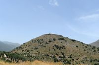 Le village de Néapolis en Crète. L'acropole orientale de Dréros et la chapelle d'Agios Antonios. Cliquer pour agrandir l'image dans Adobe Stock (nouvel onglet).