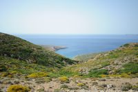 Le village de Palékastro en Crète. La crique d'Érimoupolis près d'Itanos à Palaikastro avec l'île d'Élassa en arrière-plan. Cliquer pour agrandir l'image dans Adobe Stock (nouvel onglet).