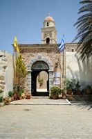 Le village de Palékastro en Crète. Le portail extérieur du monastère de Moni Toplou. Cliquer pour agrandir l'image dans Adobe Stock (nouvel onglet).