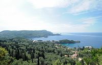 Le village de Paleokastrítsa à Corfou. Baie. Cliquer pour agrandir l'image dans Adobe Stock (nouvel onglet).