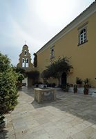 Le village de Paleokastrítsa à Corfou. Le clocher du monastère. Cliquer pour agrandir l'image dans Adobe Stock (nouvel onglet).