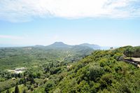 Le village de Pélékas sur l’île de Corfou. Le mont Agioi Deka vu depuis le Trône du Kaiser. Cliquer pour agrandir l'image dans Adobe Stock (nouvel onglet).