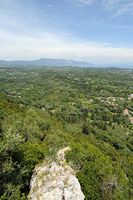 Le village de Pélékas sur l’île de Corfou. Le nord-est de Corfou vu depuis le Trône du Kaiser. Cliquer pour agrandir l'image dans Adobe Stock (nouvel onglet).