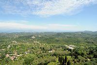 Le village de Pélékas sur l’île de Corfou. L'est de Corfou vu depuis le Trône du Kaiser. Cliquer pour agrandir l'image dans Adobe Stock (nouvel onglet).
