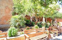 Le monastère d'Agia Triada en Crète. Les jardins. Cliquer pour agrandir l'image dans Adobe Stock (nouvel onglet).