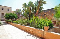 Le monastère d'Agia Triada en Crète. Les jardins. Cliquer pour agrandir l'image dans Adobe Stock (nouvel onglet).