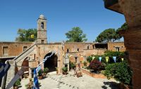 Le monastère d'Agia Triada en Crète. Le porche. Cliquer pour agrandir l'image dans Adobe Stock (nouvel onglet).