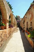 Le monastère d'Agia Triada en Crète. Arcade de l'aile sud. Cliquer pour agrandir l'image dans Adobe Stock (nouvel onglet).