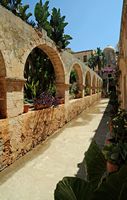 Le monastère d'Agia Triada en Crète. Arcade de l'aile sud. Cliquer pour agrandir l'image dans Adobe Stock (nouvel onglet).