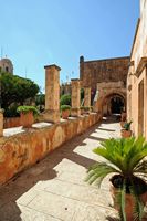 Le monastère d'Agia Triada en Crète. La pergola ouest. Cliquer pour agrandir l'image dans Adobe Stock (nouvel onglet).