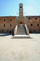 Le monastère d'Agia Triada en Crète. Escalier monumental et porche d'entrée. Cliquer pour agrandir l'image dans Adobe Stock (nouvel onglet).