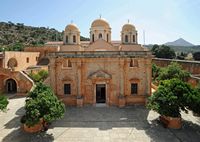 Le monastère d'Agia Triada en Crète. La façade sud-ouest de l'église. Cliquer pour agrandir l'image dans Adobe Stock (nouvel onglet).