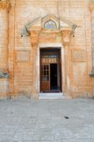 Le monastère d'Agia Triada en Crète. La façade sud-ouest de l'église. Cliquer pour agrandir l'image dans Adobe Stock (nouvel onglet).
