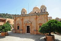 Le monastère d'Agia Triada en Crète. La façade sud-ouest de l'église. Cliquer pour agrandir l'image dans Adobe Stock (nouvel onglet).