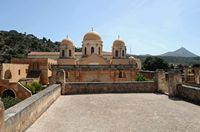Le monastère d'Agia Triada en Crète. Les dômes de l'église. Cliquer pour agrandir l'image dans Adobe Stock (nouvel onglet).