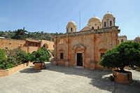 Le monastère d'Agia Triada en Crète. La façade sud-ouest de l'église. Cliquer pour agrandir l'image dans Adobe Stock (nouvel onglet).