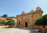 Le monastère d'Agia Triada en Crète. La façade sud-ouest de l'église. Cliquer pour agrandir l'image dans Adobe Stock (nouvel onglet).