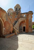 Le monastère d'Agia Triada en Crète. L'escalier extérieur du narthex de l'église. Cliquer pour agrandir l'image dans Adobe Stock (nouvel onglet).